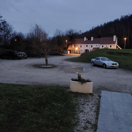 La Chambre Et Le Studio Du Chateau Du Golf De Bernalmont Liege Bagian luar foto