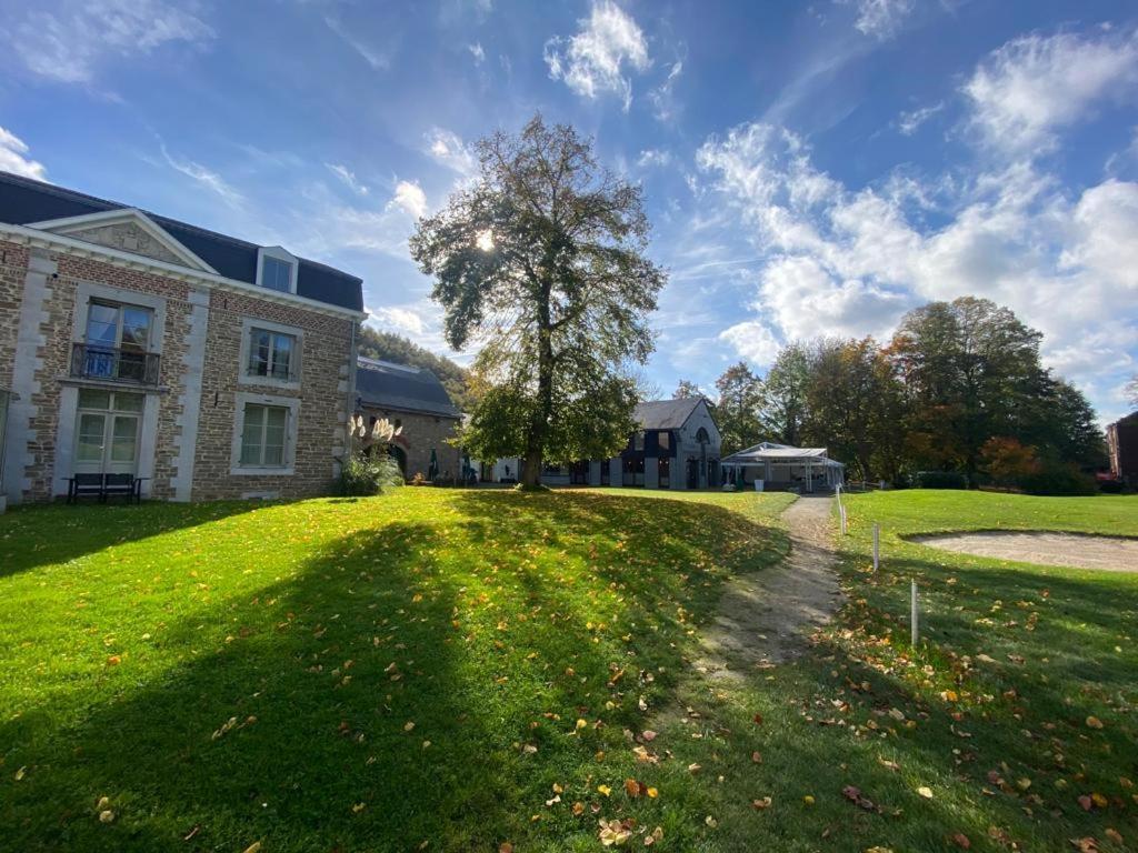 La Chambre Et Le Studio Du Chateau Du Golf De Bernalmont Liege Bagian luar foto