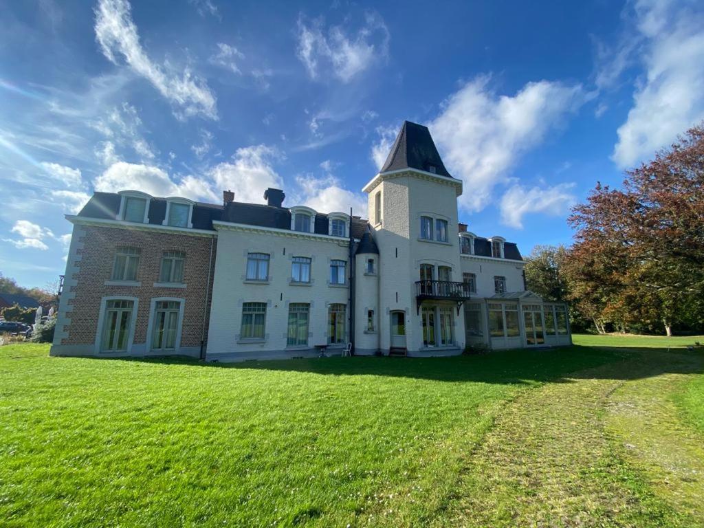 La Chambre Et Le Studio Du Chateau Du Golf De Bernalmont Liege Bagian luar foto