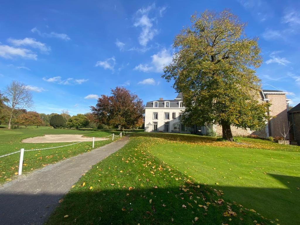 La Chambre Et Le Studio Du Chateau Du Golf De Bernalmont Liege Bagian luar foto