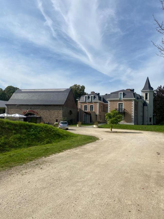 La Chambre Et Le Studio Du Chateau Du Golf De Bernalmont Liege Bagian luar foto