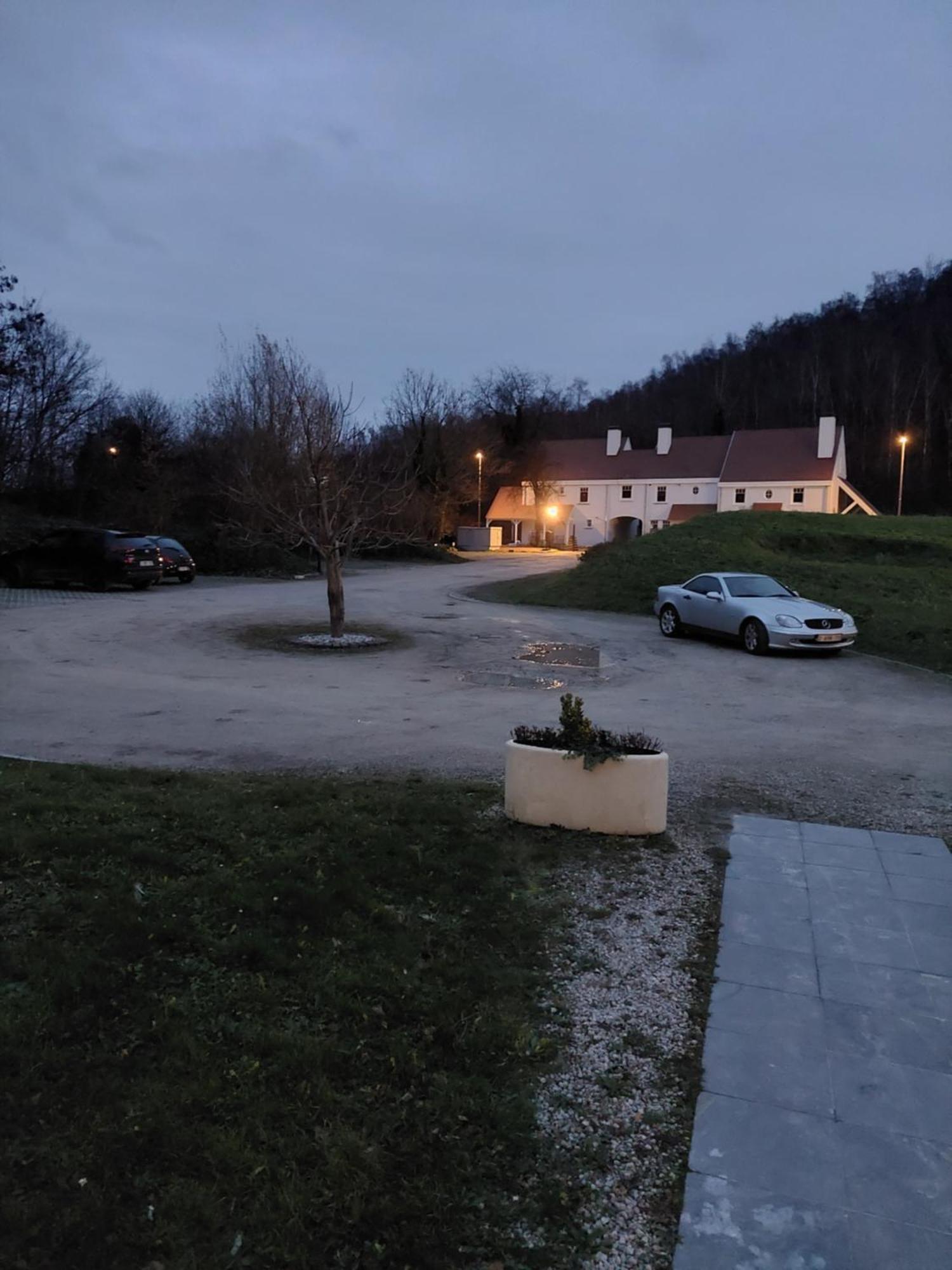 La Chambre Et Le Studio Du Chateau Du Golf De Bernalmont Liege Bagian luar foto