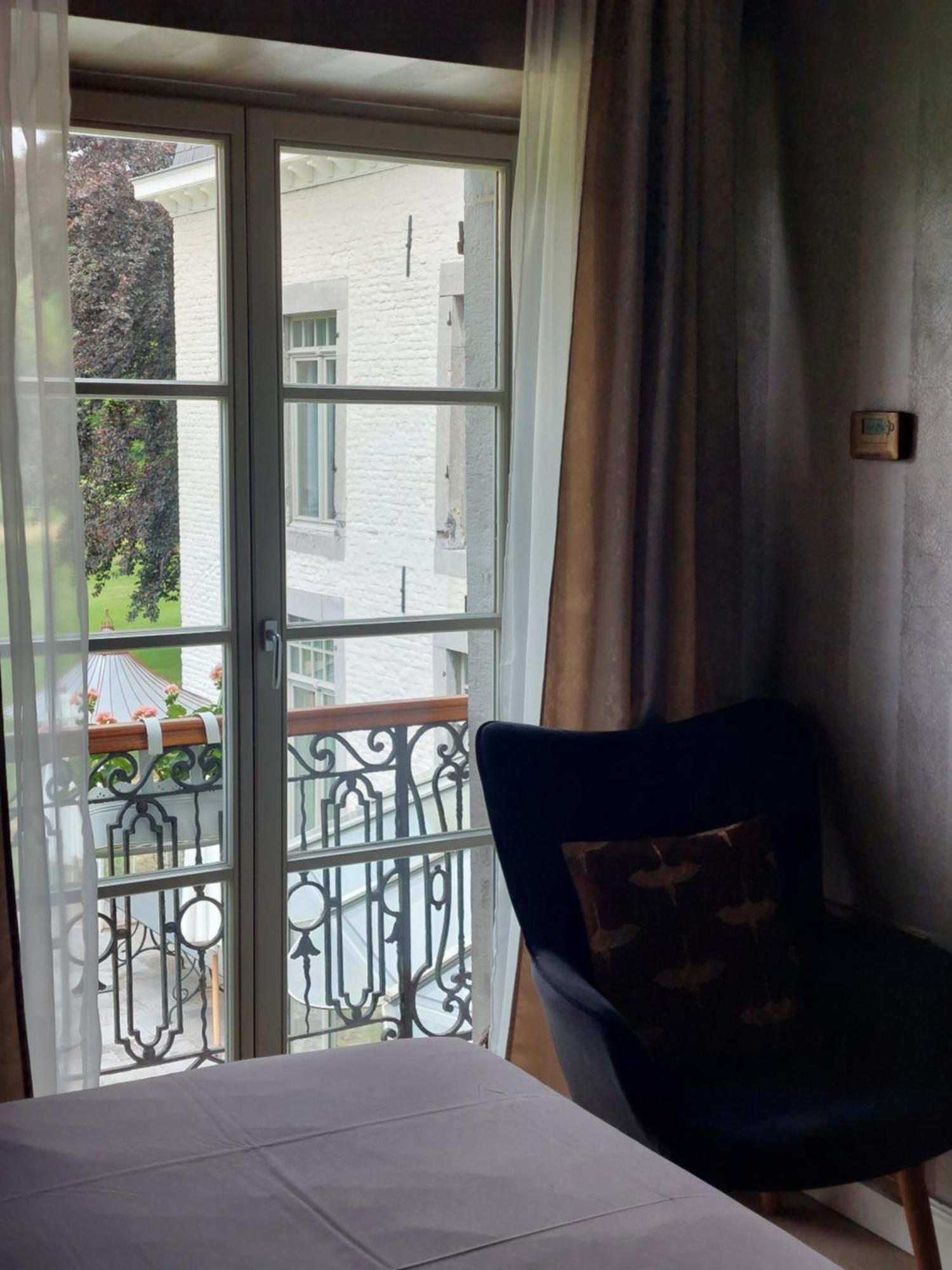 La Chambre Et Le Studio Du Chateau Du Golf De Bernalmont Liege Ruang foto